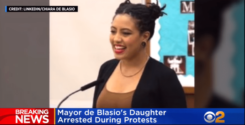 Дочь мэра Нью-Йорка Билла Де Блазио, Кьяра, арестована в ходе акции протеста в Манхэттене