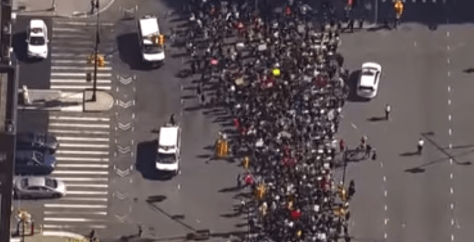 Протестующие Нью-Йорка разливают красную краску на 5-й авеню