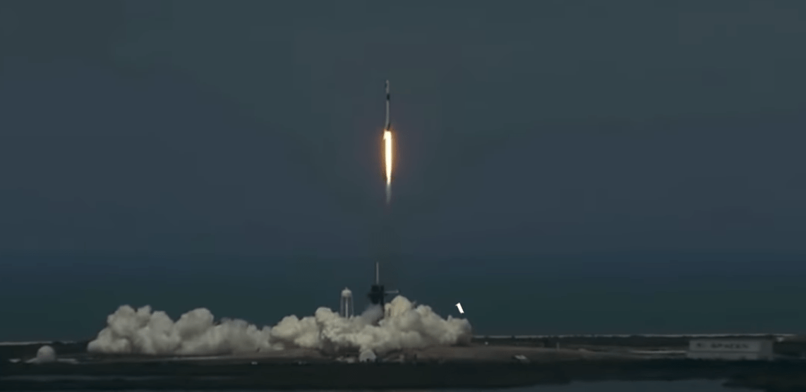 SpaceX запускают астронавтов с американской земли впервые за десятилетие